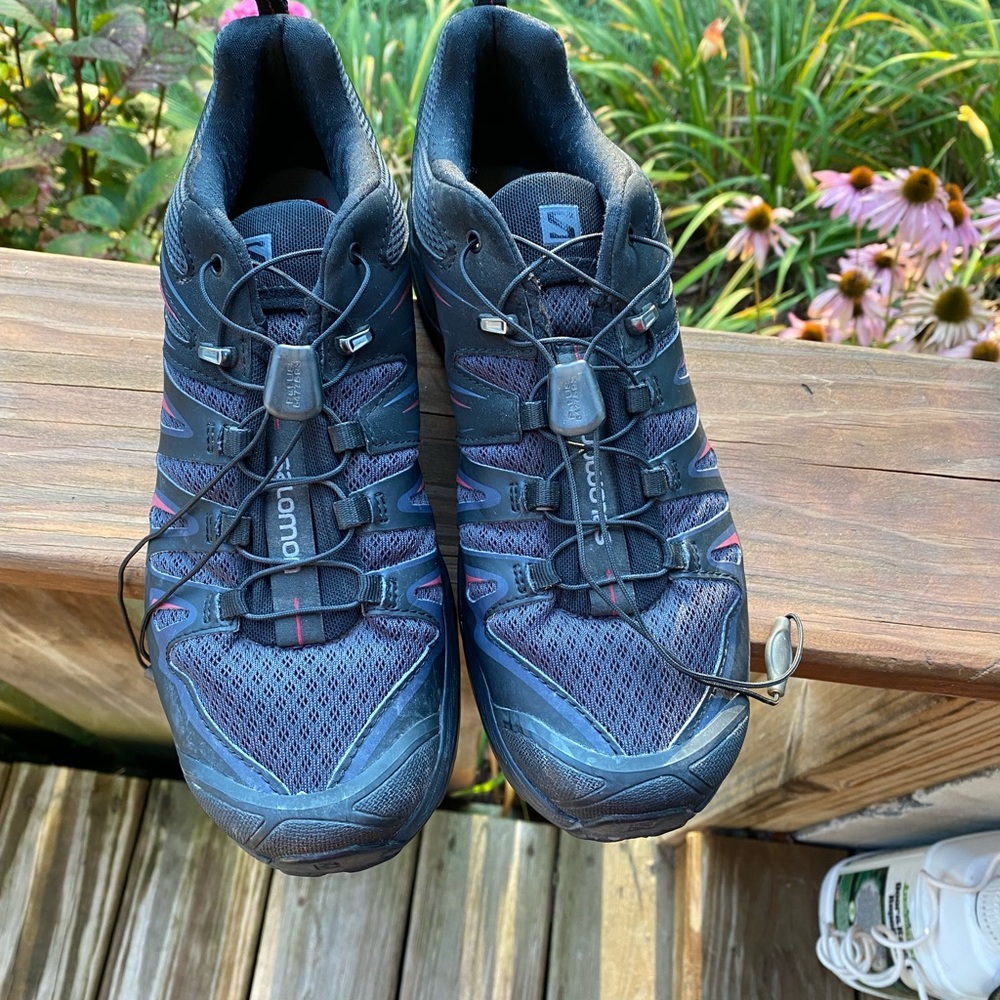 Women’s 8.5 Salomon X Ultra hiking shoes.